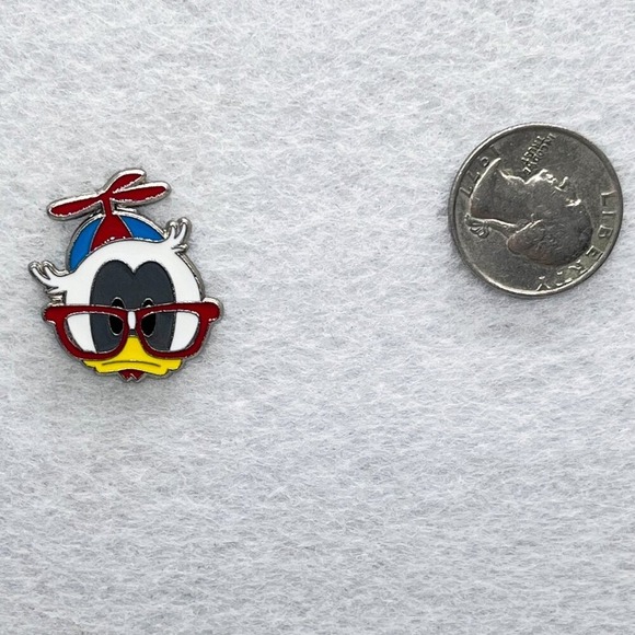 🔮 5/$25 Disney Nerds Rock! Donald Duck Pin - Picture 2 of 3